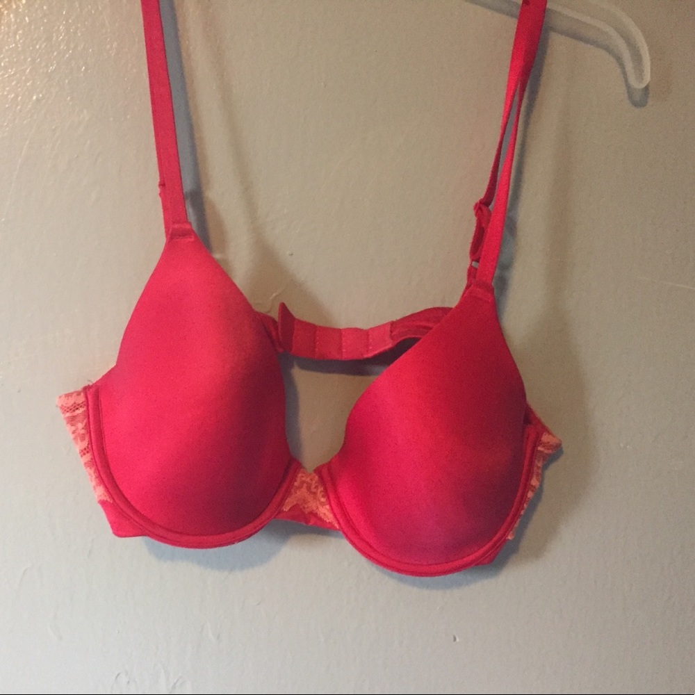 Hot Pink Maidenform soft cup bra w/ Lace